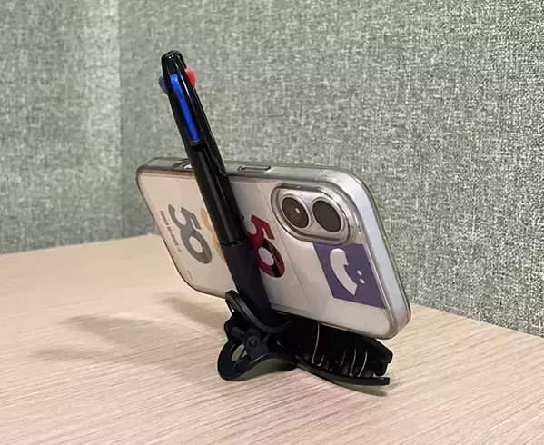 不器用な筆者でもできたヘアクリップ活用法　ペンと合わせればスマホが立つ！