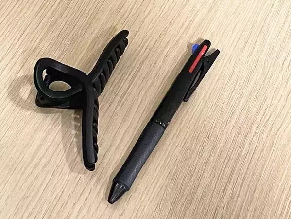 不器用な筆者でもできたヘアクリップ活用法　ペンと合わせればスマホが立つ！