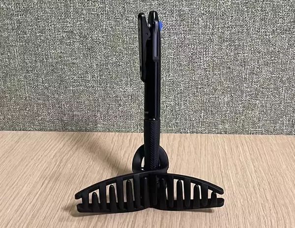 不器用な筆者でもできたヘアクリップ活用法　ペンと合わせればスマホが立つ！