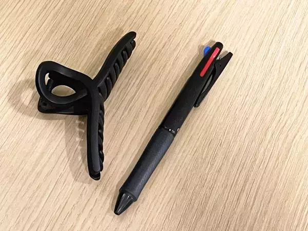 不器用な筆者でもできたヘアクリップ活用法　ペンと合わせればスマホが立つ！