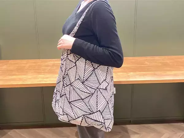 110円でバッグが安定！　『ダイソー』プラスチック板で底板を作る“節約ライフハック”