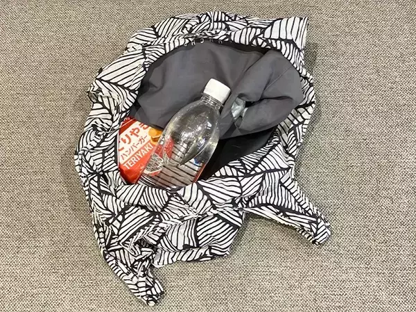 110円でバッグが安定！　『ダイソー』プラスチック板で底板を作る“節約ライフハック”