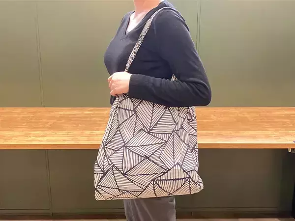 110円でバッグが安定！　『ダイソー』プラスチック板で底板を作る“節約ライフハック”