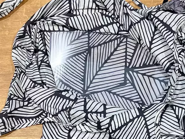 110円でバッグが安定！　『ダイソー』プラスチック板で底板を作る“節約ライフハック”