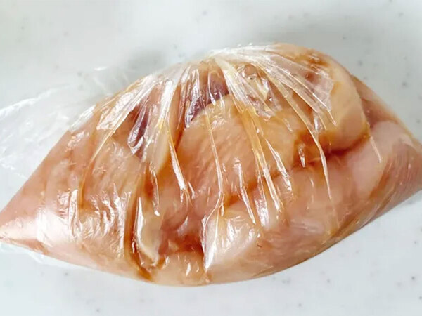 鶏むね肉350gがごちそうに！　白ゴマ70gで作る『香ばしい揚げ焼き』に「家族が大好きになった」