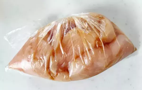 鶏むね肉350gがごちそうに！　白ゴマ70gで作る『香ばしい揚げ焼き』に「家族が大好きになった」
