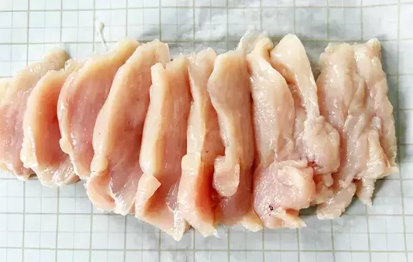 鶏むね肉350gがごちそうに！　白ゴマ70gで作る『香ばしい揚げ焼き』に「家族が大好きになった」