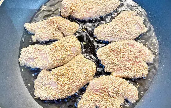 鶏むね肉350gがごちそうに！　白ゴマ70gで作る『香ばしい揚げ焼き』に「家族が大好きになった」