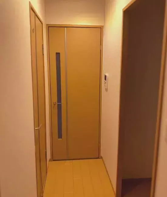 完璧な内装写真　でも、キッチンの床を見ると？　違和感に「脳がバグる」「すごいの一言」