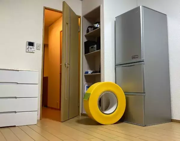 完璧な内装写真　でも、キッチンの床を見ると？　違和感に「脳がバグる」「すごいの一言」