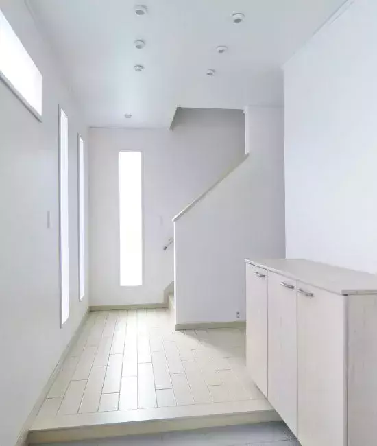 完璧な内装写真　でも、キッチンの床を見ると？　違和感に「脳がバグる」「すごいの一言」