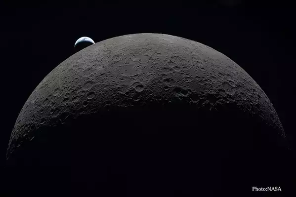 「魔法みたいに美しい」月の裏側から捉えた『沈みゆく地球』があまりに神秘的