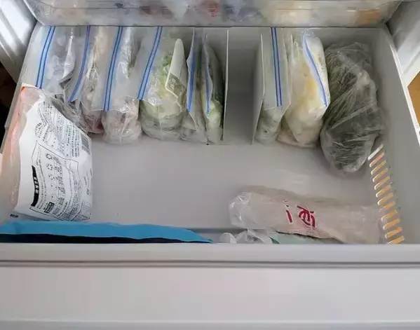 2つのブックエンドを『Ｕ字』に連結すると？　収納テクに「スッキリ」「真似します」