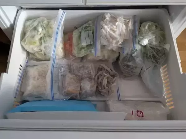 2つのブックエンドを『Ｕ字』に連結すると？　収納テクに「スッキリ」「真似します」