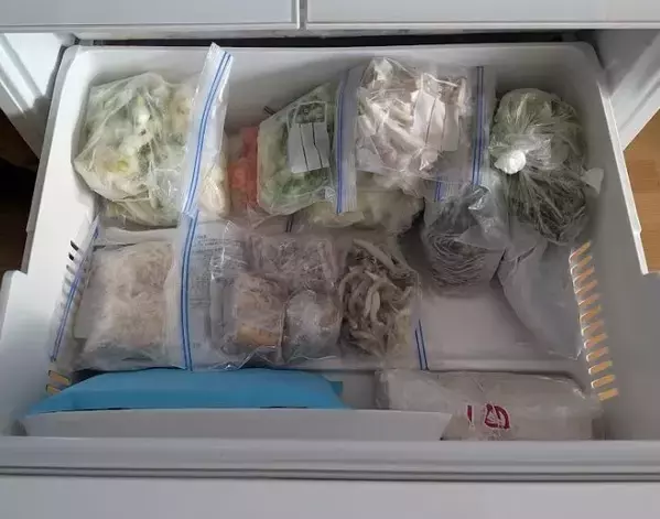 2つのブックエンドを『Ｕ字』に連結すると？　収納テクに「スッキリ」「真似します」