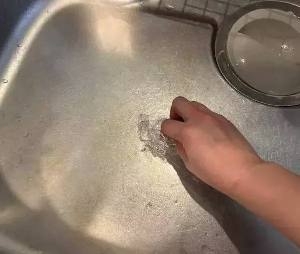 「捨てるのは待って」　使用済みのラップを丸めて使うと？使い道に「ウソでしょ」「衝撃」