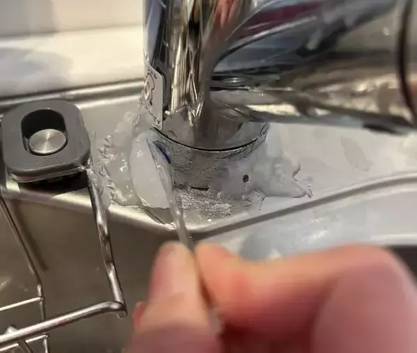 クエン酸と片栗粉を混ぜると？　蛇口周りでの活用術に「信じられない」「明日やる」