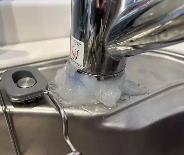 クエン酸と片栗粉を混ぜると？　蛇口周りでの活用術に「信じられない」「明日やる」