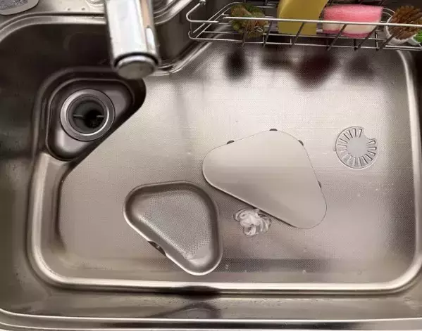 排水口ネットを『水』で濡らして泡立てると？　驚きの活用術に「ビックリ」「しばらくコレ」