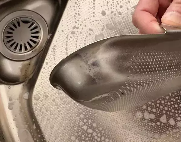 排水口ネットを『水』で濡らして泡立てると？　驚きの活用術に「ビックリ」「しばらくコレ」