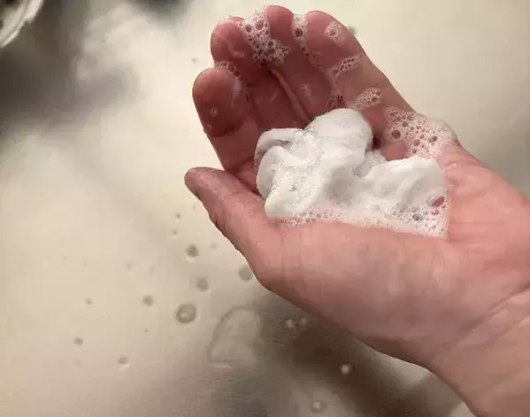 排水口ネットを『水』で濡らして泡立てると？　驚きの活用術に「ビックリ」「しばらくコレ」