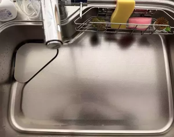 排水口ネットを『水』で濡らして泡立てると？　驚きの活用術に「ビックリ」「しばらくコレ」