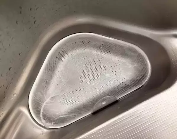 排水口ネットを『水』で濡らして泡立てると？　驚きの活用術に「ビックリ」「しばらくコレ」