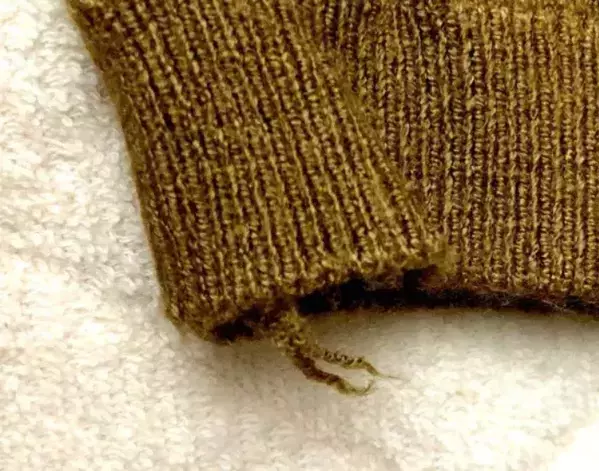 セーターのほつれはヘアピン1本で解決！　4ステップの修復テクに「スゴイ」「助かる」【衣類ハック4選】