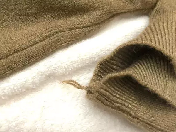 セーターのほつれはヘアピン1本で解決！　4ステップの修復テクに「スゴイ」「助かる」【衣類ハック4選】