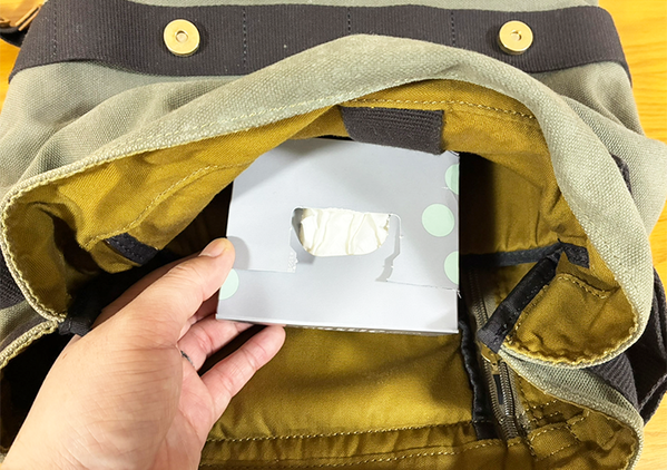 ティッシュを大量に持ち歩く人を見て！　ポケットティッシュを“コンパクトに一括収納”するアイデアとは