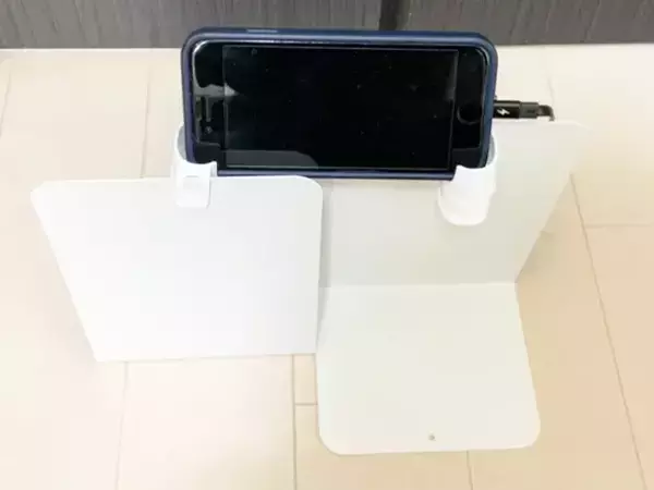 充電中のスマホ、もう床に置きません！　ダイソーアイテムを使った簡単グッズ活用法