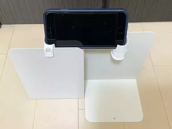 充電中のスマホ、もう床に置きません！　ダイソーアイテムを使った簡単グッズ活用法