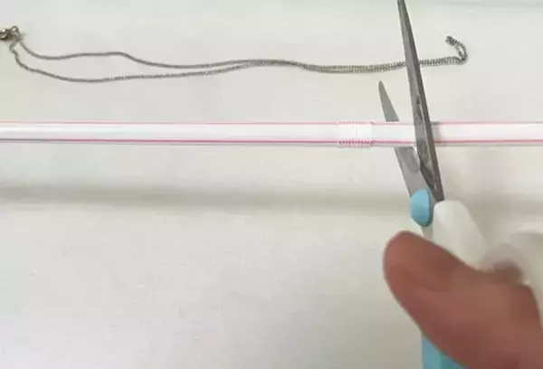 もうイライラしない！　絡まりやすいネックレスはラップやストローで持ち運ぶ