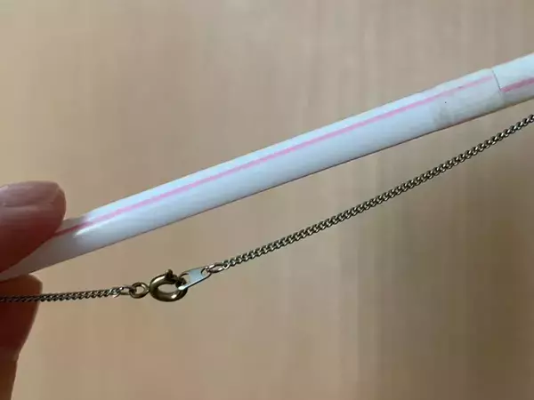 もうイライラしない！　絡まりやすいネックレスはラップやストローで持ち運ぶ