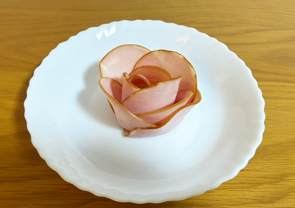 5枚のハムをワイングラスに貼ると…　完成した“薔薇サラダ”に「マジで感動！」「うっとりする」