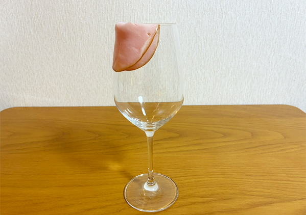 5枚のハムをワイングラスに貼ると…　完成した“薔薇サラダ”に「マジで感動！」「うっとりする」