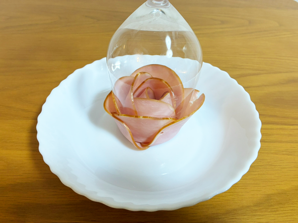 5枚のハムをワイングラスに貼ると…　完成した“薔薇サラダ”に「マジで感動！」「うっとりする」