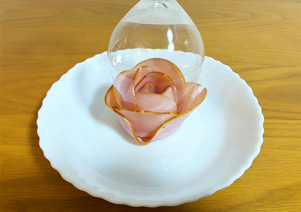 5枚のハムをワイングラスに貼ると…　完成した“薔薇サラダ”に「マジで感動！」「うっとりする」