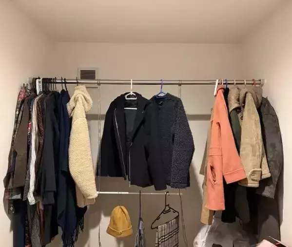 たった10分でクローゼットの収納力が2倍に　突っ張り棒を使った画期的な裏技