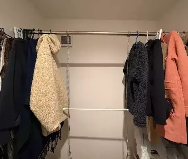 たった10分でクローゼットの収納力が2倍に　突っ張り棒を使った画期的な裏技