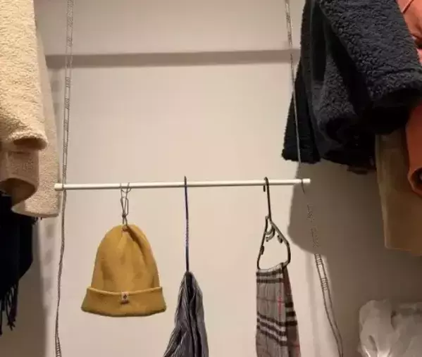 たった10分でクローゼットの収納力が2倍に　突っ張り棒を使った画期的な裏技