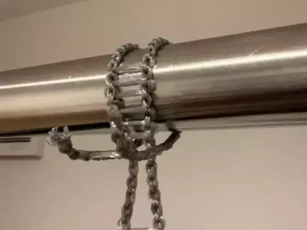 たった10分でクローゼットの収納力が2倍に　突っ張り棒を使った画期的な裏技