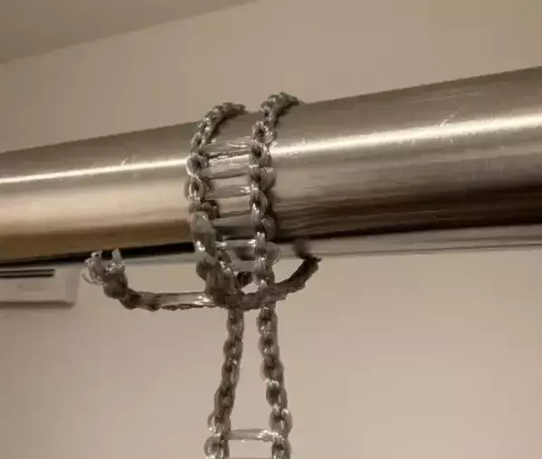 たった10分でクローゼットの収納力が2倍に　突っ張り棒を使った画期的な裏技