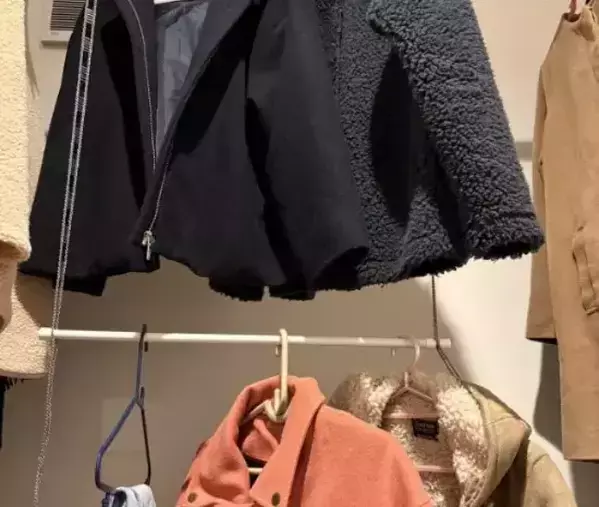 たった10分でクローゼットの収納力が2倍に　突っ張り棒を使った画期的な裏技