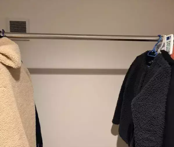 たった10分でクローゼットの収納力が2倍に　突っ張り棒を使った画期的な裏技