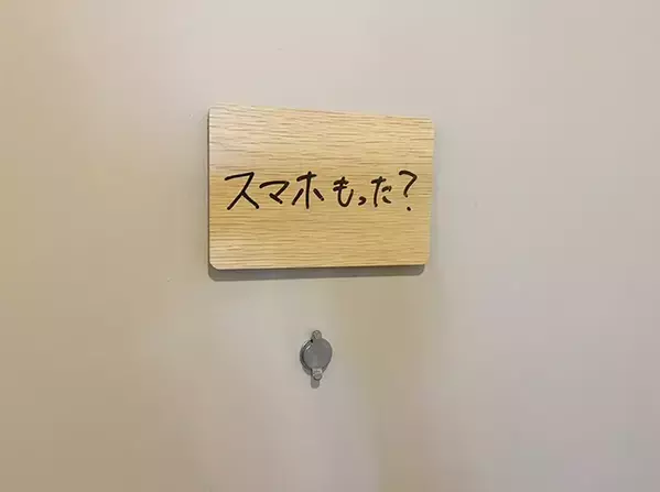 ダイソーで見つけた『木目調ボード』　冷蔵庫や玄関ドアに貼ってみたら…「考えた人、天才？」