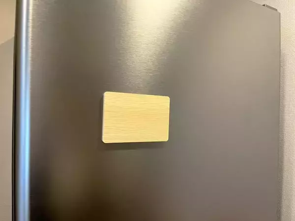 ダイソーで見つけた『木目調ボード』　冷蔵庫や玄関ドアに貼ってみたら…「考えた人、天才？」