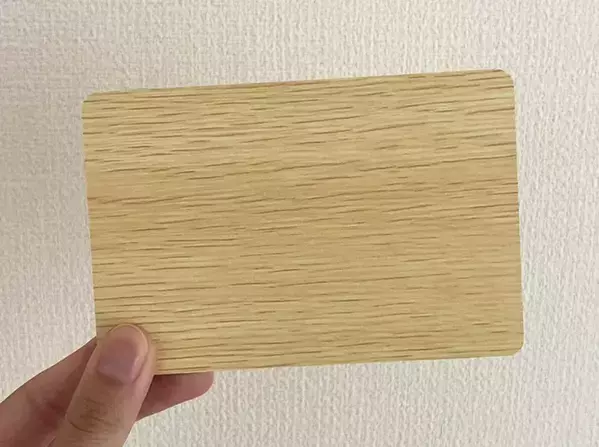 ダイソーで見つけた『木目調ボード』　冷蔵庫や玄関ドアに貼ってみたら…「考えた人、天才？」