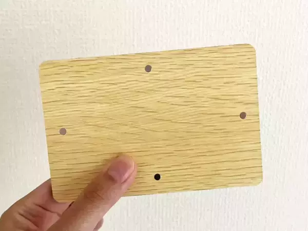 ダイソーで見つけた『木目調ボード』　冷蔵庫や玄関ドアに貼ってみたら…「考えた人、天才？」