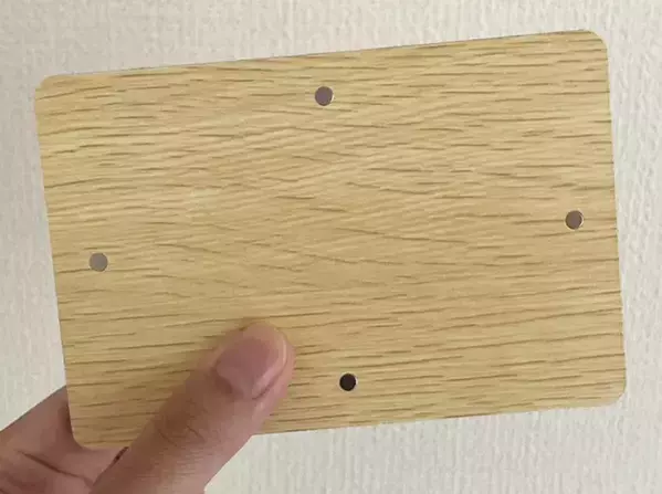 ダイソーで見つけた『木目調ボード』　冷蔵庫や玄関ドアに貼ってみたら…「考えた人、天才？」